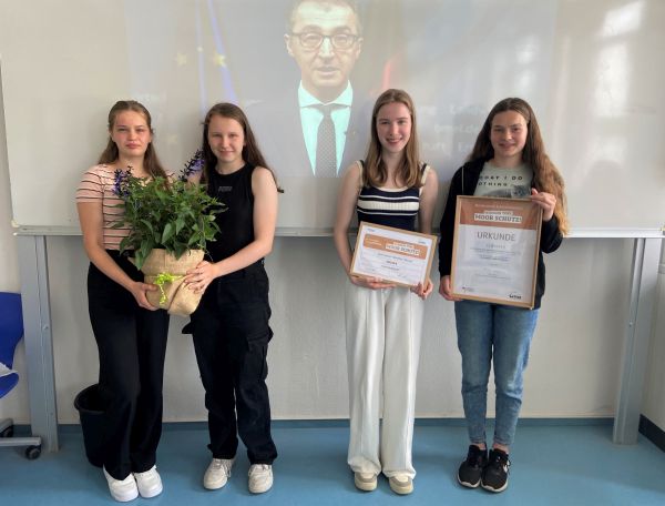 Die Schülerinnen der Graf-Anton-Günther-Schule aus Oldenburg gewannen in Ihrer Altersklasse (8.-10. Klasse) mit Ihrem Projekt "Torffreies Gärtnern". Bild: M. Spittel, FNR